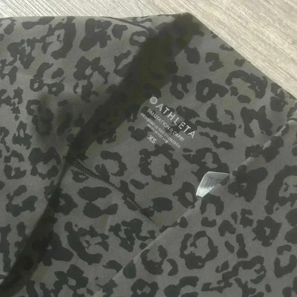 Athleta Leopard Print Salutation II Stash Pocket Capri size XS EUC - Picture 6 of 6